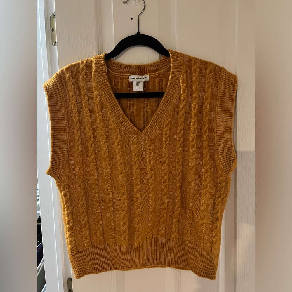 Cupcakes & cashmere. Size: S